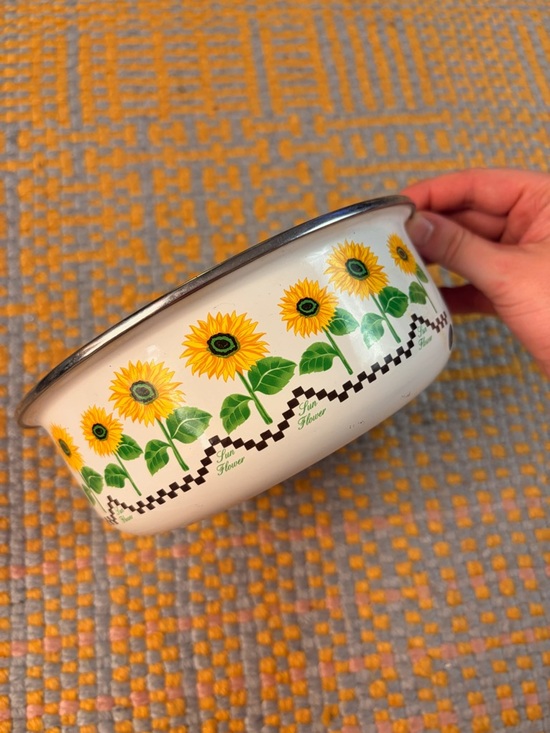 Other - 🌻✨ 90s White Metal Sunflower Mixing Bowl ✨🌻
